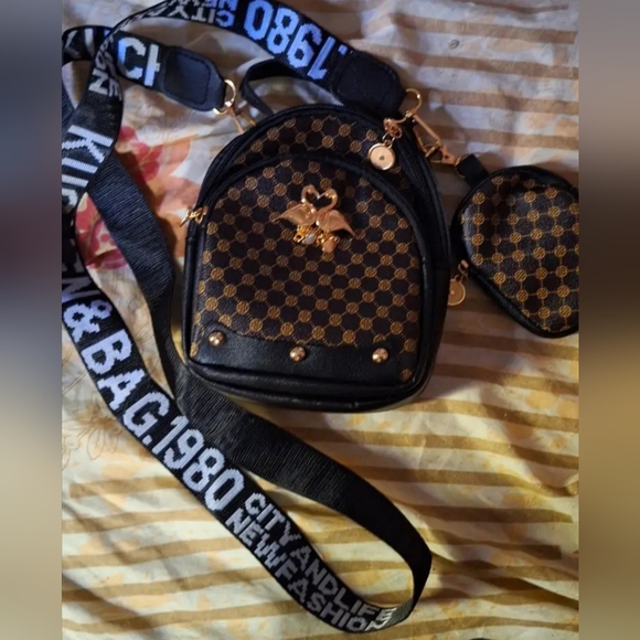 Designer Inspired Kissing Doves Handbag and Purse Set - Picture 7 of 16